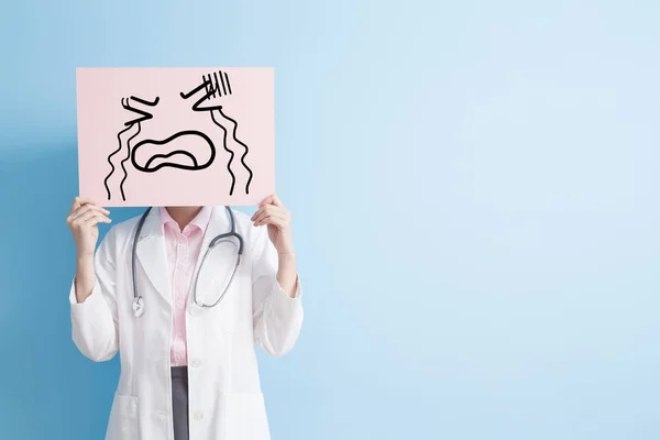 Женщина доктор показать плач рекламный щит — стоковое фото