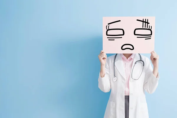 Жінка-лікар показує втомлений рекламний щит — стокове фото