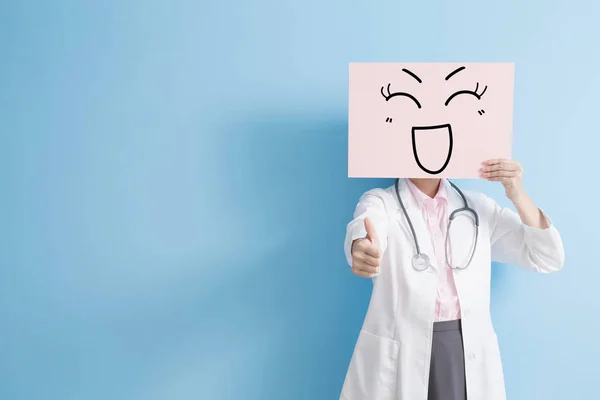 Mujer médico tomar sonrisa valla publicitaria — Foto de Stock