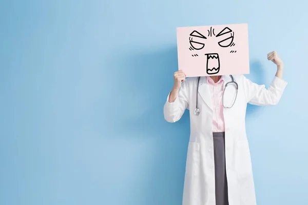 Γυναίκα γιατρός πάρει θυμωμένος billboard — Φωτογραφία Αρχείου