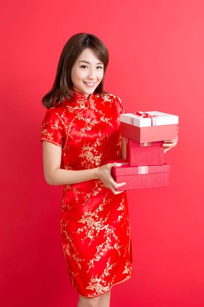 Szépség nő viseljen cheongsam — Stock Fotó