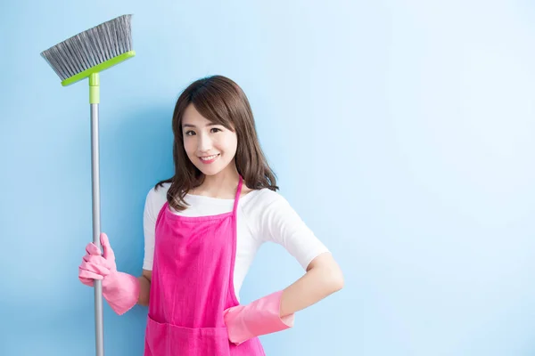 Belleza ama de casa sonrisa a usted — Foto de Stock