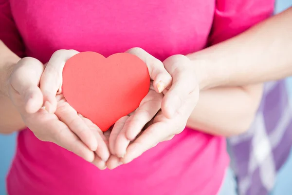 Young couple with  heart — Stock Photo, Image