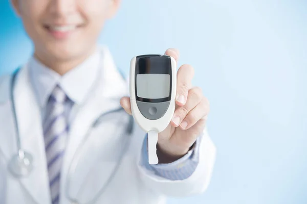Doctor with  blood glucose meter — Stock Photo, Image
