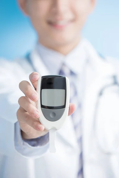 Doktor kan şekeri ölçüm cihazı ile — Stok fotoğraf