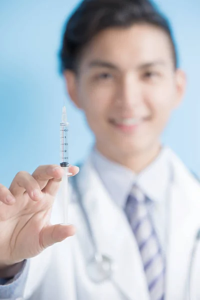 Male doctor showing  syringe — Stock Photo, Image