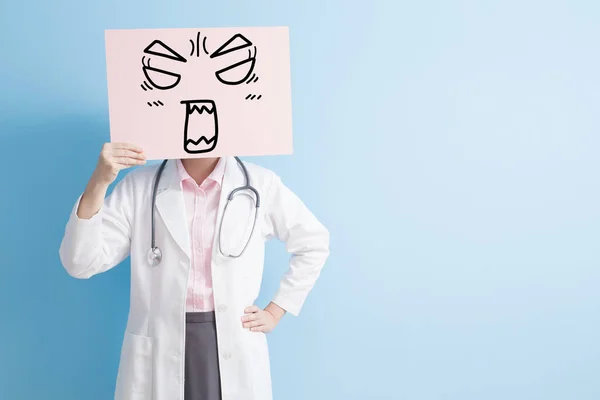 Arzt mit wütender Werbetafel — Stockfoto