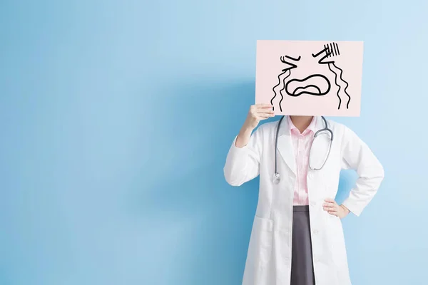 Ο γιατρός με το περιοδικό billboard κραυγή — Φωτογραφία Αρχείου