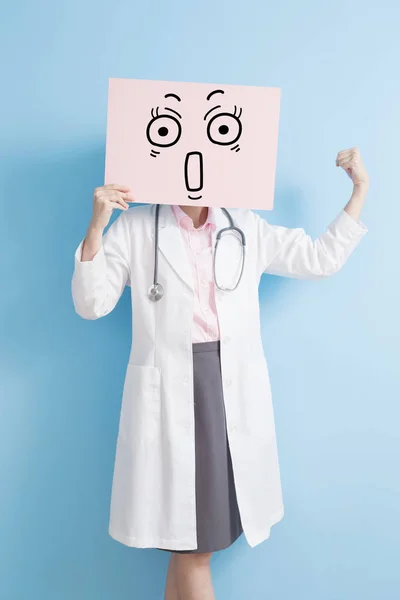 Γυναίκα γιατρός με το περιοδικό billboard έκπληξη — Φωτογραφία Αρχείου