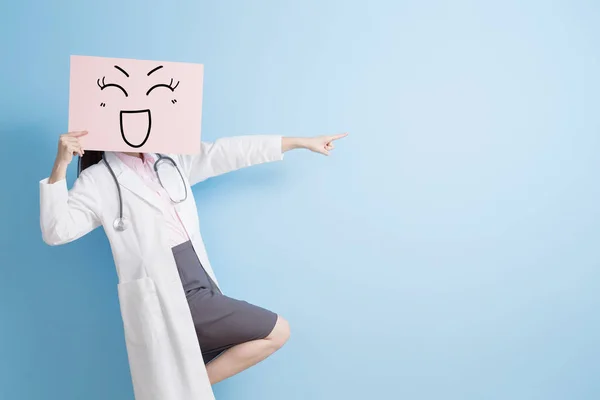 Женщина врач с рекламой улыбки — стоковое фото