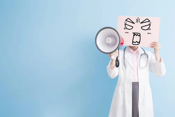 Γυναίκα γιατρός με θυμωμένος billboard — Φωτογραφία Αρχείου
