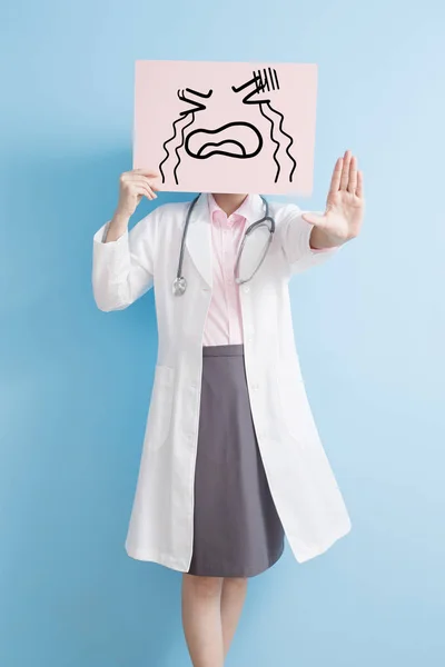Femme médecin avec pleurer panneau d'affichage — Photo