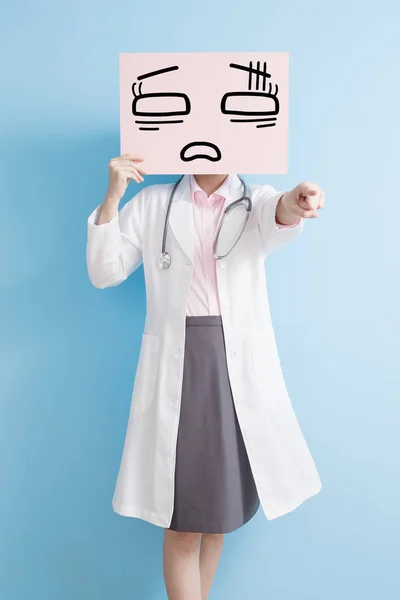 Ärztin mit müder Plakatwand — Stockfoto