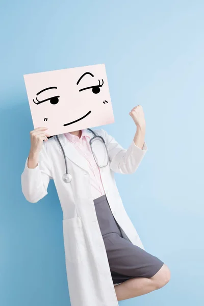Женщина врач с неожиданным рекламным щитом — стоковое фото