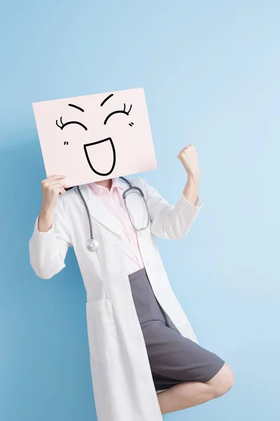 Woamn Arzt nehmen Plakatwand — Stockfoto