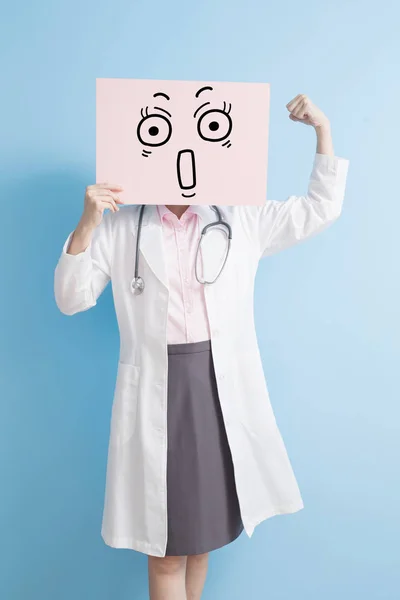 Femme médecin avec panneau d'affichage surprise — Photo