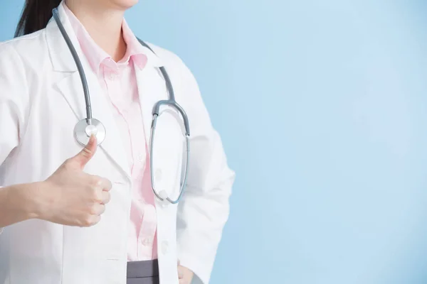 Kadın doktor başparmak — Stok fotoğraf