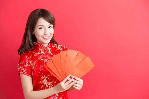 Mujer sosteniendo sobres rojos — Foto de Stock