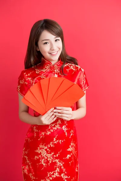 Жінка тримає червоні конверти — стокове фото