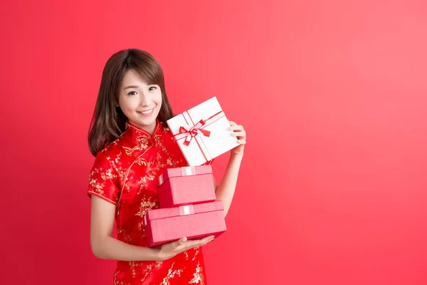Mulher mostrando caixas de presente — Fotografia de Stock