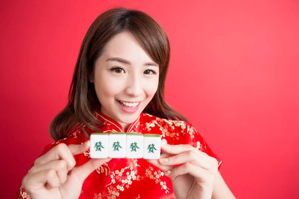 Frau im Cheongsam zeigt Mahjong — Stockfoto