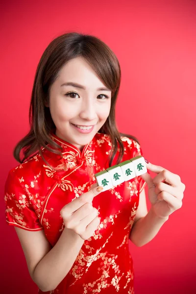 Wanita di Cheongsam menunjukkan mahjong — Stok Foto