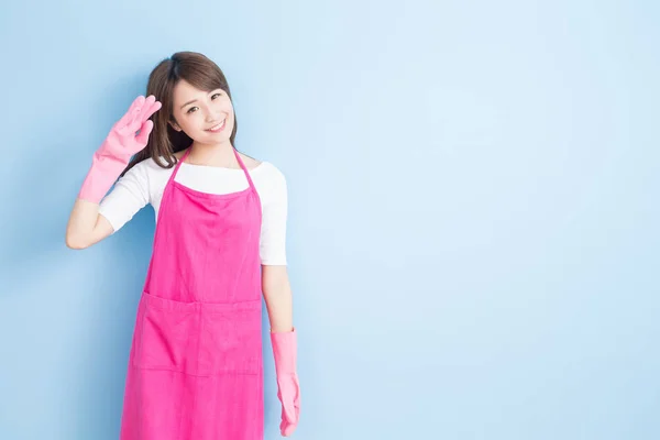 Housewife  showing salute — Stock Photo, Image