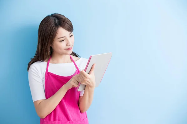 Housewife holding  tablet — Stock Photo, Image
