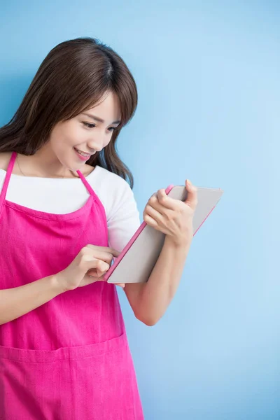 Hausfrau mit Tablet — Stockfoto