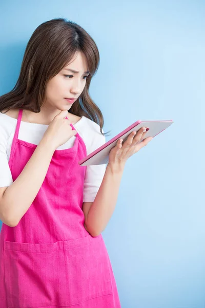 Dona de casa segurando tablet — Fotografia de Stock