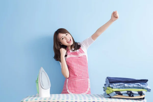 Hausfrau mit erhobenen Fäusten — Stockfoto
