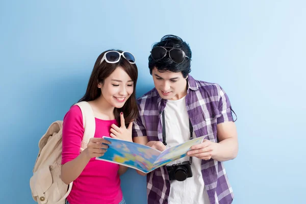Jovem casal com mapa sorrindo — Fotografia de Stock