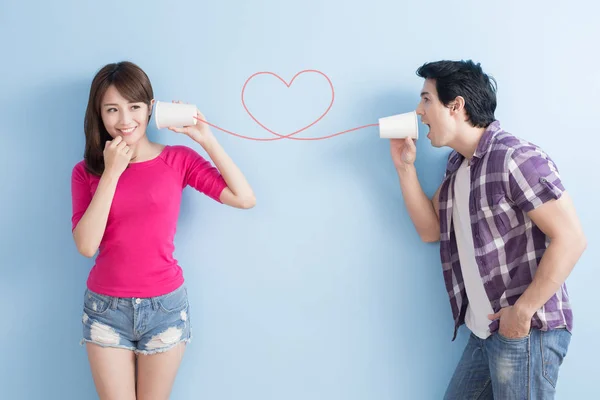 Young couple with cans talking — Stock Photo, Image