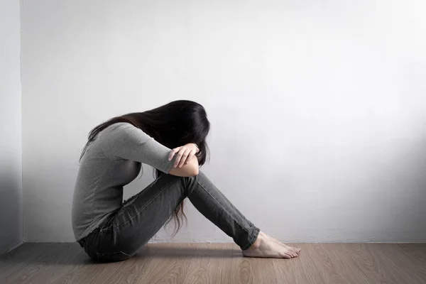 Woman sitting  on the floor — Stock Photo, Image