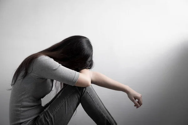 Woman sitting  on the floor — Stock Photo, Image