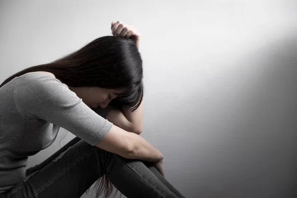 Woman sitting  on the floor — Stock Photo, Image