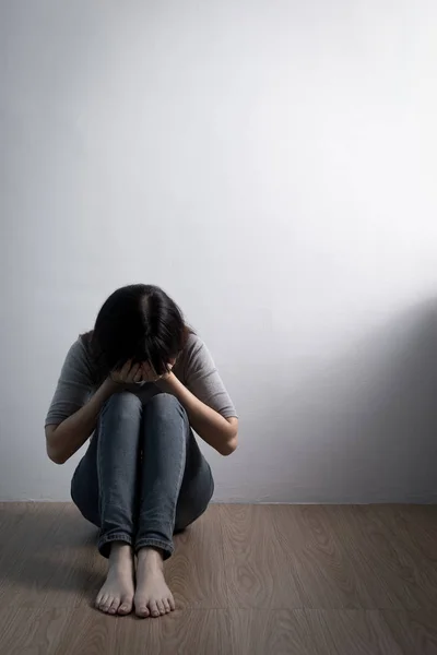 Woman sitting  on the floor — Stock Photo, Image