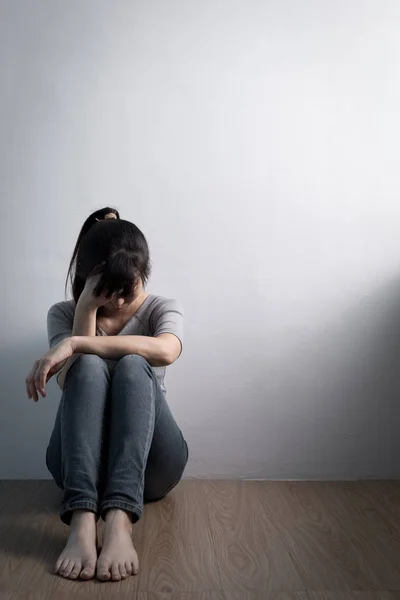 Woman sitting  on the floor — Stock Photo, Image