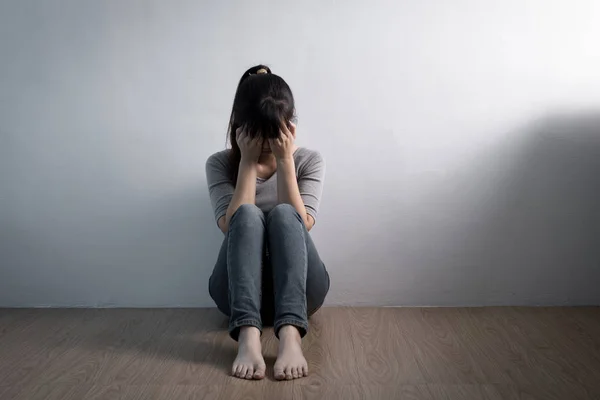 Woman sitting  on the floor — Stock Photo, Image