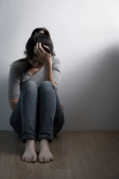 Woman sitting  on the floor — Stock Photo, Image