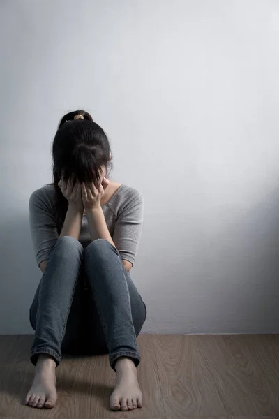 Woman sitting  on the floor — Stock Photo, Image