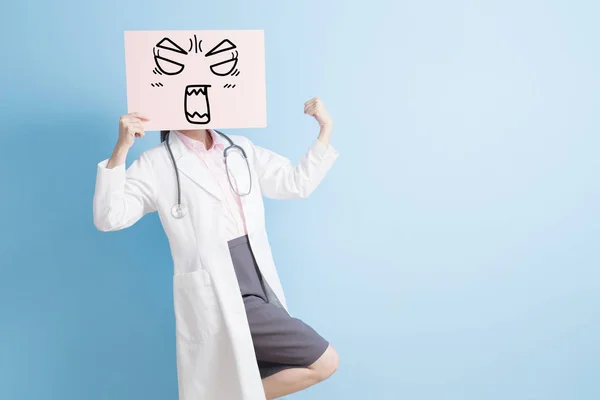 Ärztin mit Plakatwand — Stockfoto