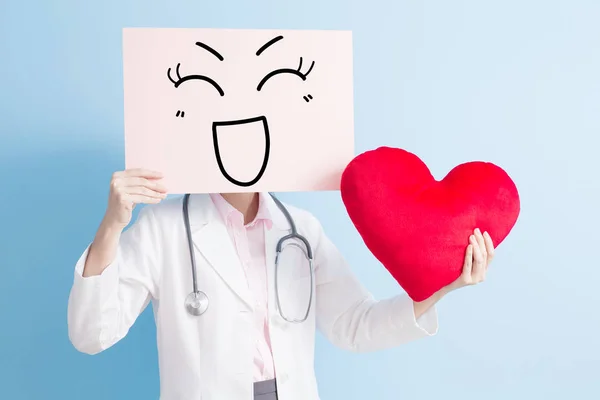 Médico con cartelera mostrando el corazón —  Fotos de Stock