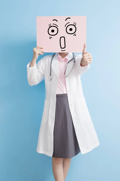 Γυναίκα γιατρός με πινακίδα — Φωτογραφία Αρχείου