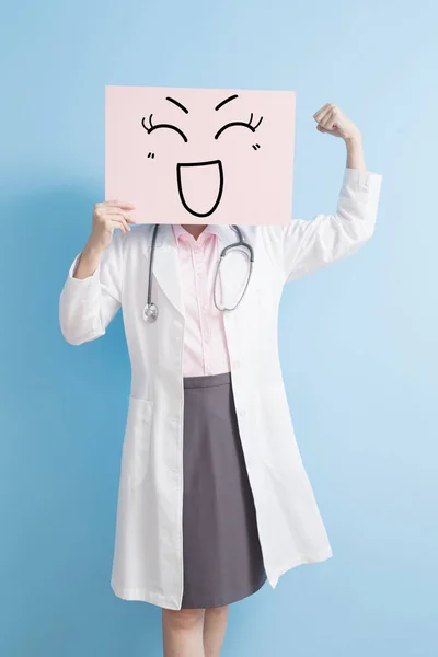 Женщина врач с рекламным щитом — стоковое фото