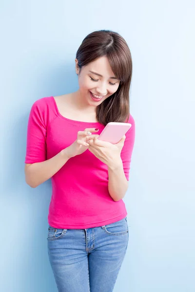 Hermosa mujer usando el teléfono celular — Foto de Stock