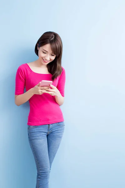 Hermosa mujer hablando por teléfono — Foto de Stock