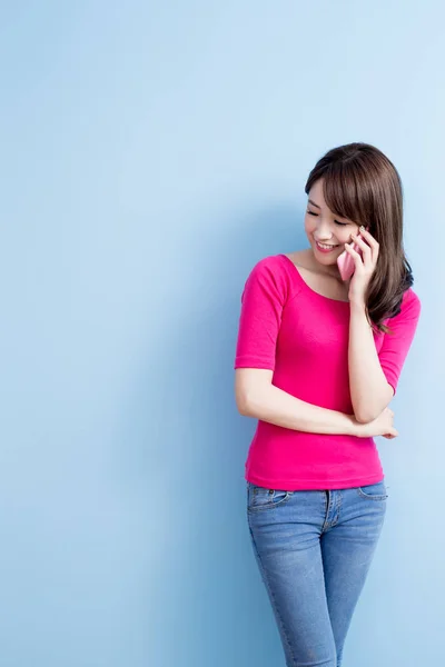 Belle femme parlant au téléphone — Photo