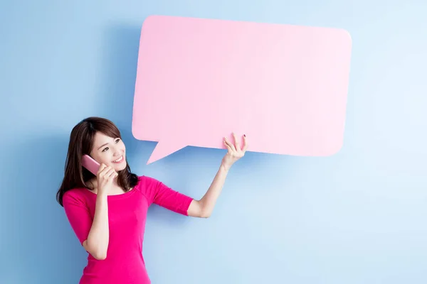 Vrouw met toespraak bubble billboard praten — Stockfoto