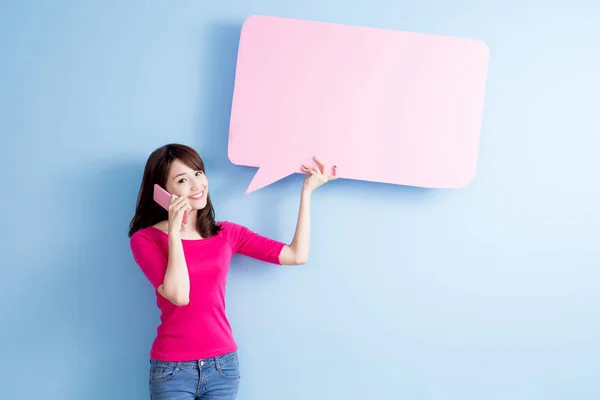 Vrouw met toespraak bubble billboard praten — Stockfoto